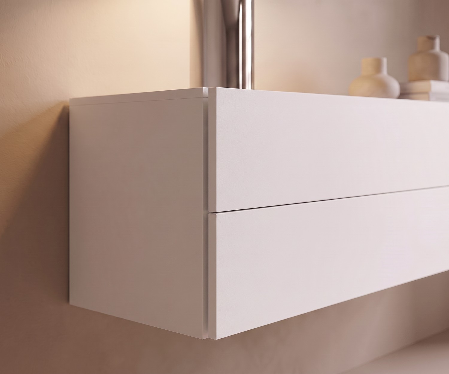 Commode suspendue Novamobili Easy Commode suspendue Novamobili Easy à 2 tiroirs dans une entrée avec miroir rond, lampe design et déco épurée.
