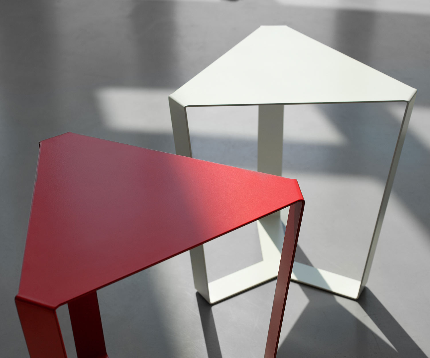Table d'appoint triangulaire moderne MEME DESIGN Finity à combiner avec d'autres Table d'appoint triangulaire moderne MEME DESIGN Finity à combiner avec d'autres