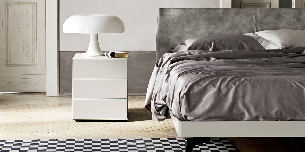 La table de chevet minimaliste à 3 tiroirs mesure 47,7 cm de haut.