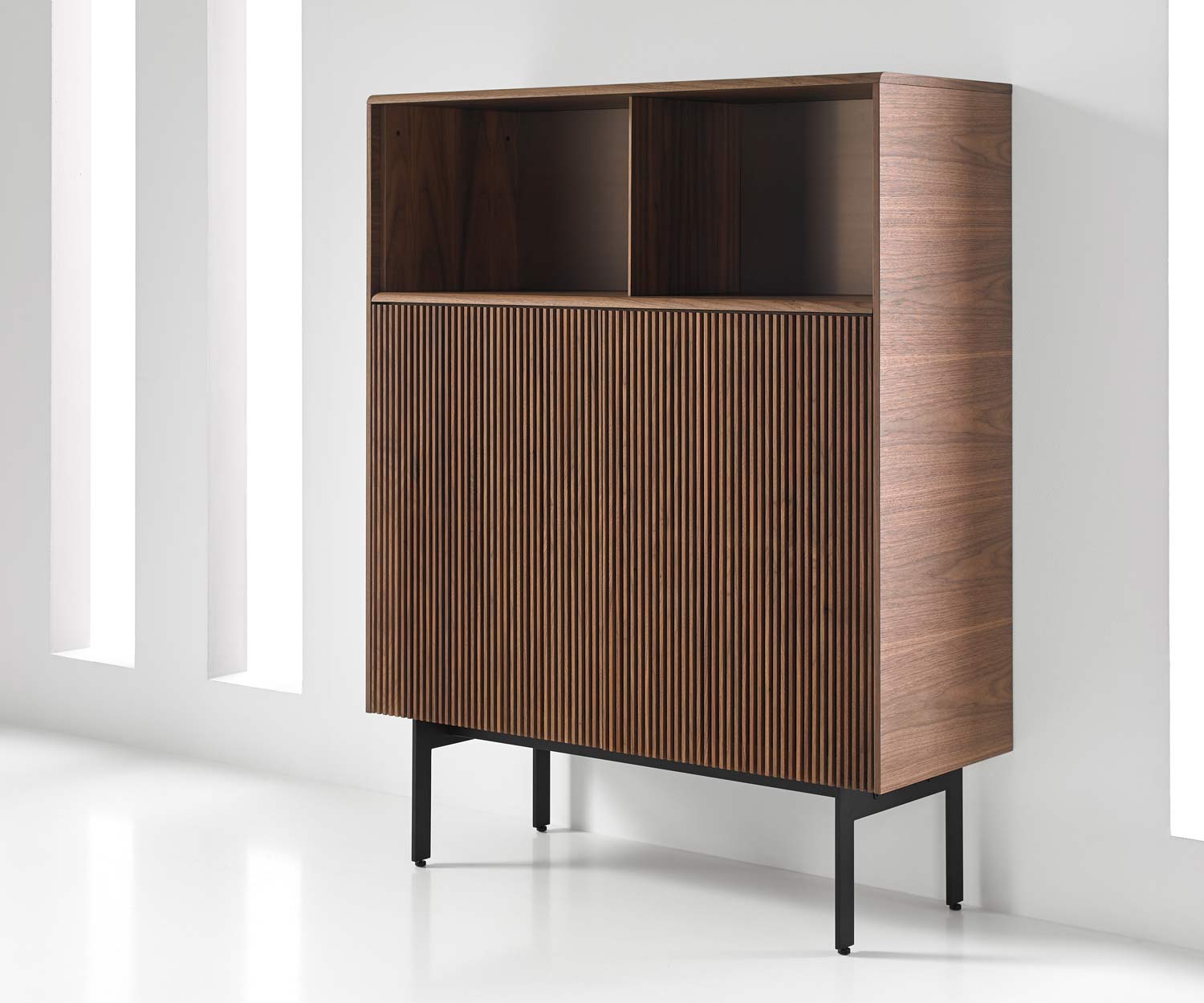 Highboard design exclusif avec porte à lamelles en accordéon sur socle de 29 cm Highboard design exclusif avec porte à lamelles en accordéon sur socle de 29 cm