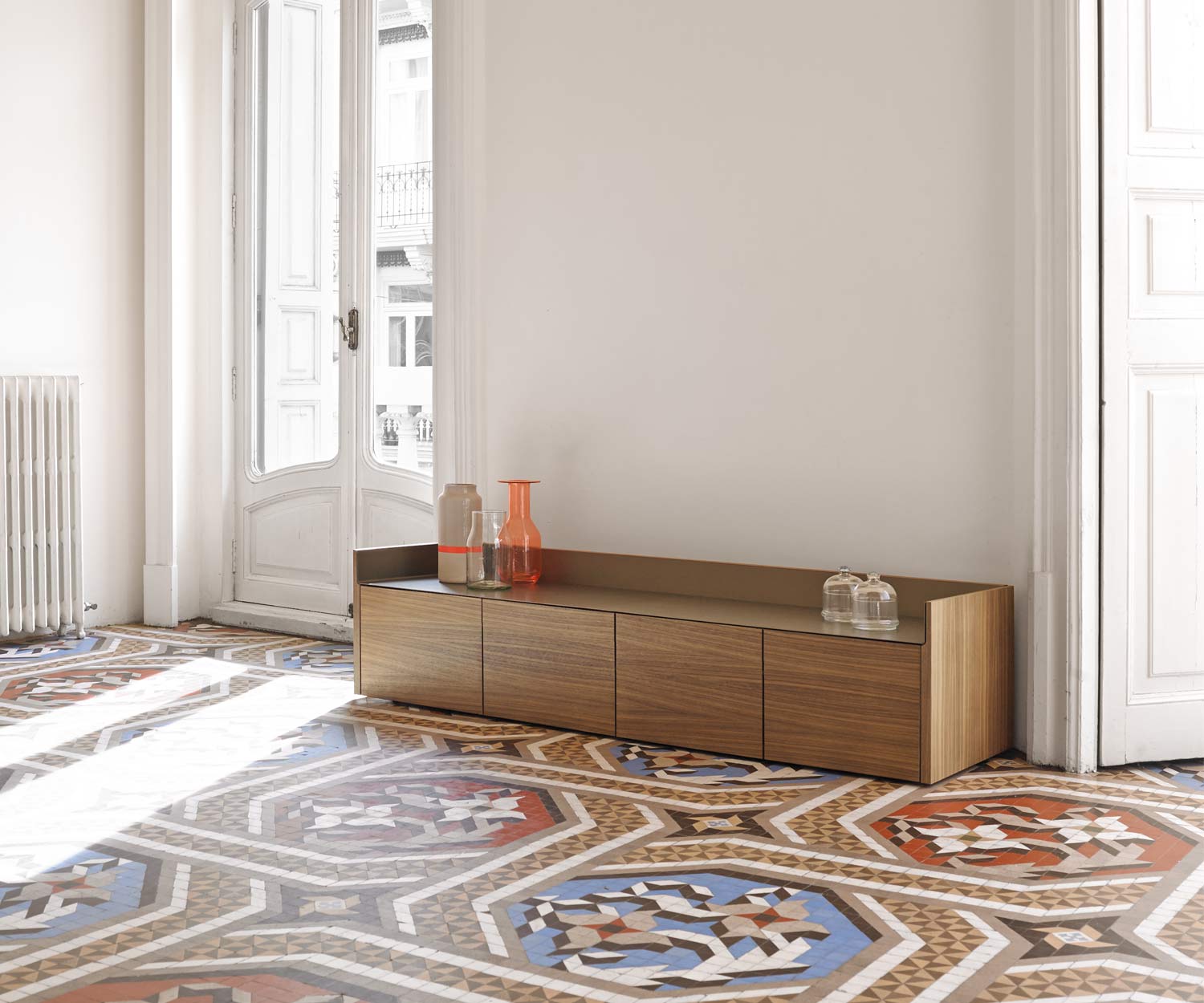 Buffet design de haute qualité en placage de noyer reposant sur des pieds bas Buffet design de haute qualité en placage de noyer reposant sur des pieds bas