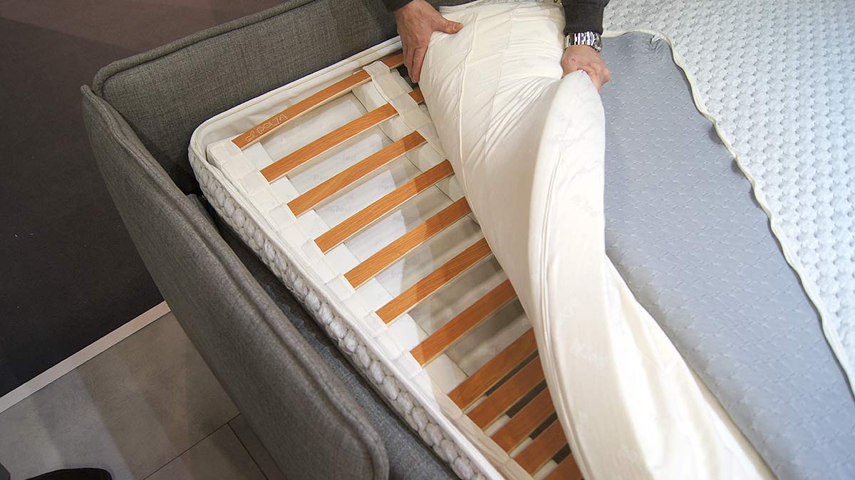 Canap&eacute;-lit avec sommier &agrave; lattes int&eacute;gr&eacute; + surmatelas de Pol74