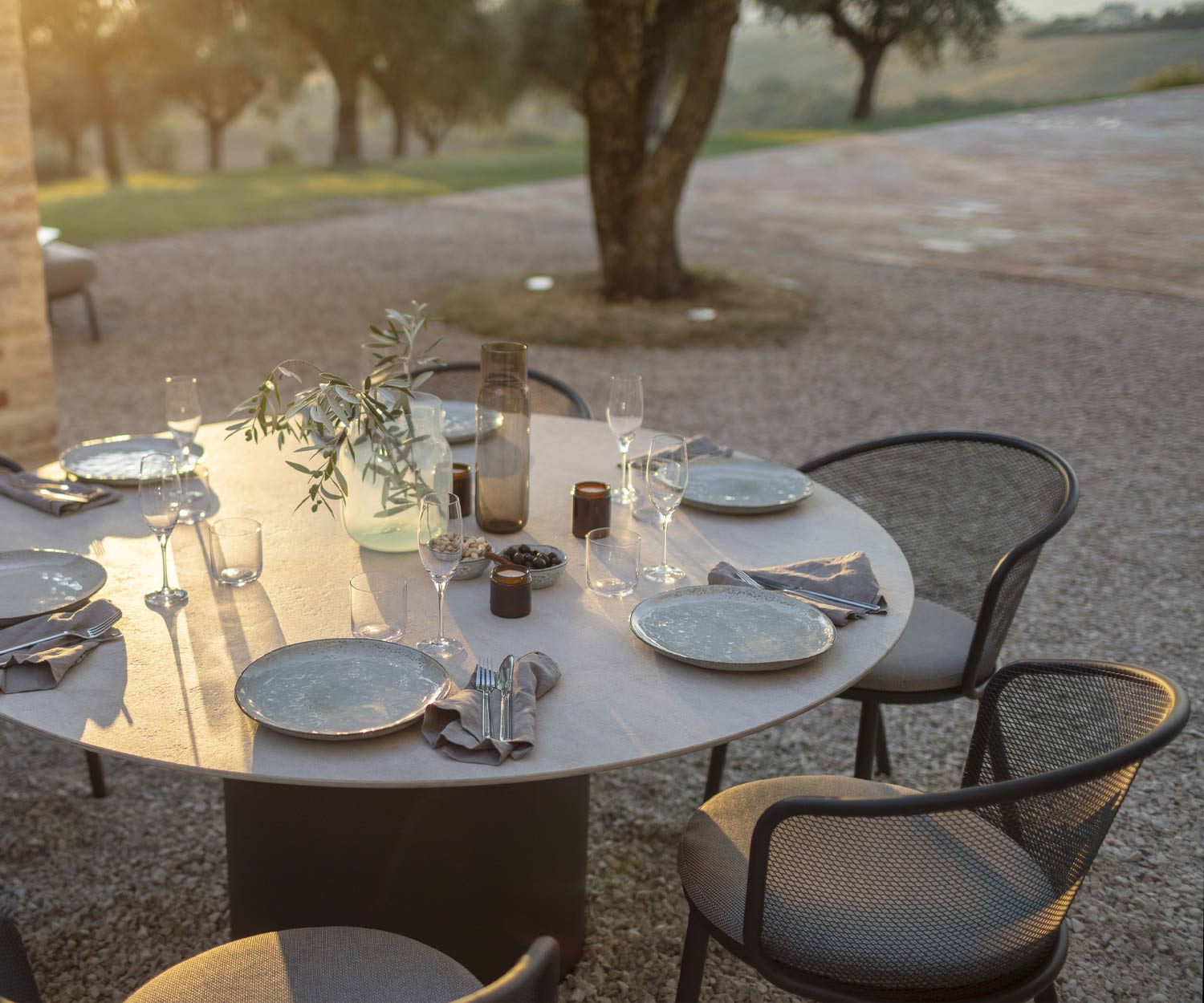 Table ronde Branta pour six personnes dans le jardin de devant Table ronde Branta pour six personnes dans le jardin de devant