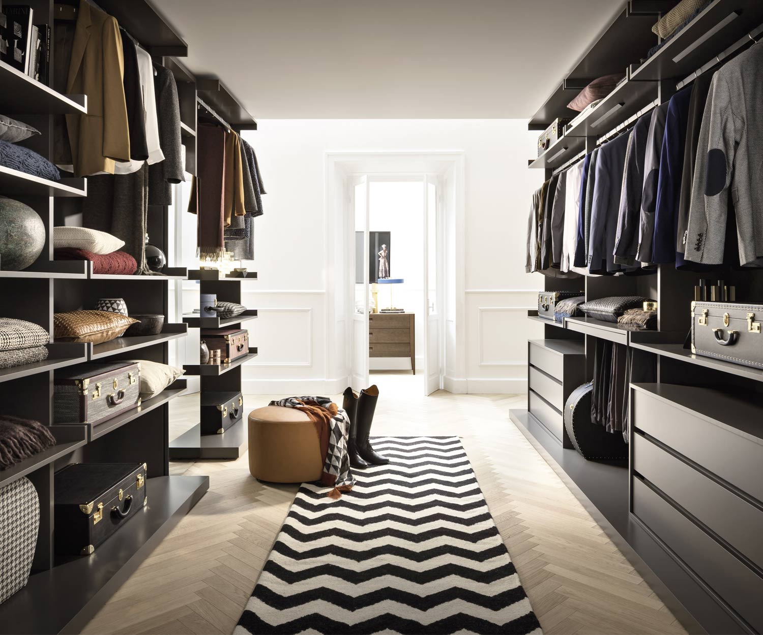 Enfilade de dressing exclusive avec des éléments ouverts des deux côtés du passage