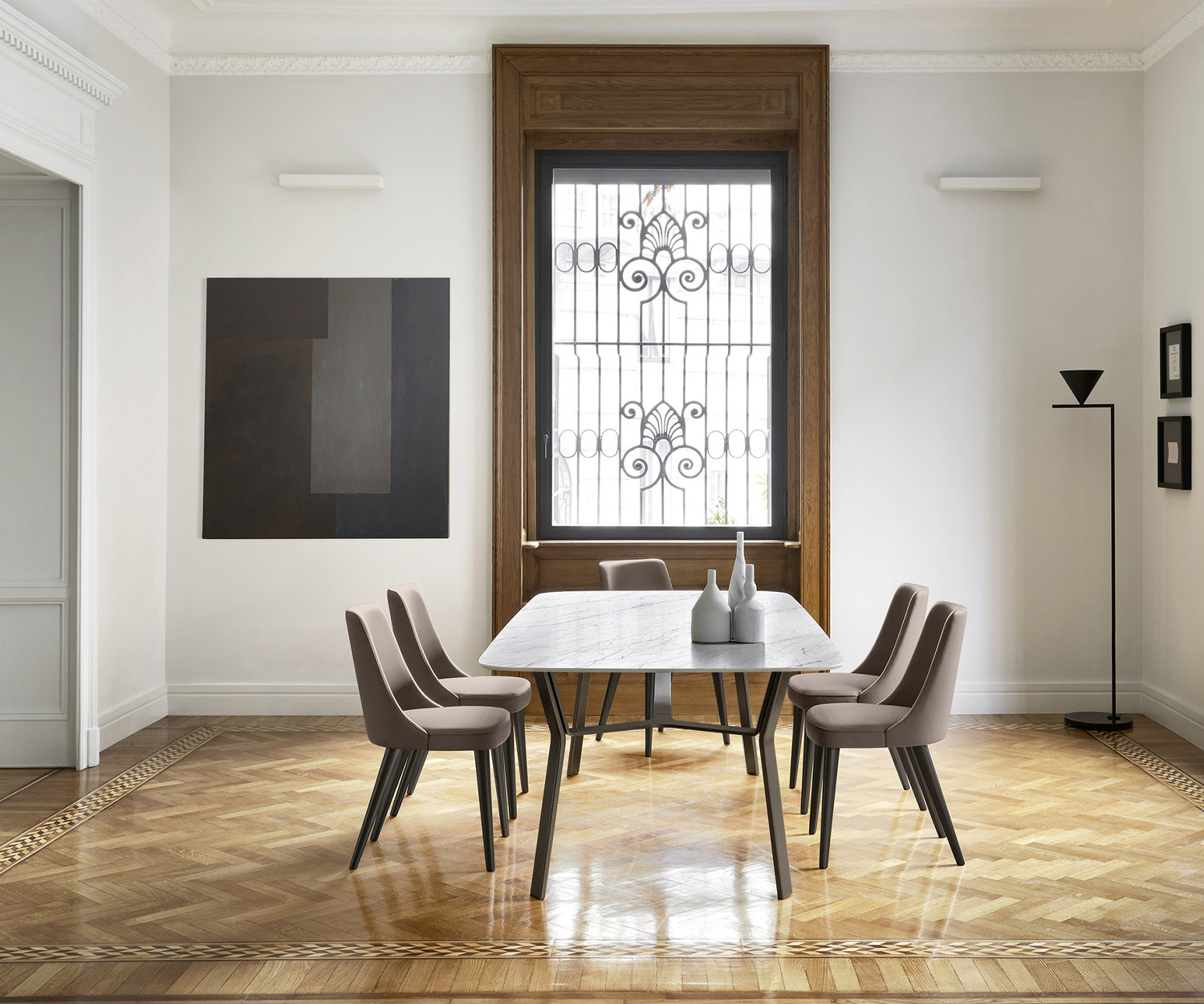Chaise de salle à manger confortable Eva Livitalia dans une salle à manger avec une grande table à manger Chaise de salle à manger confortable Eva Livitalia dans une salle à manger avec une grande table à manger