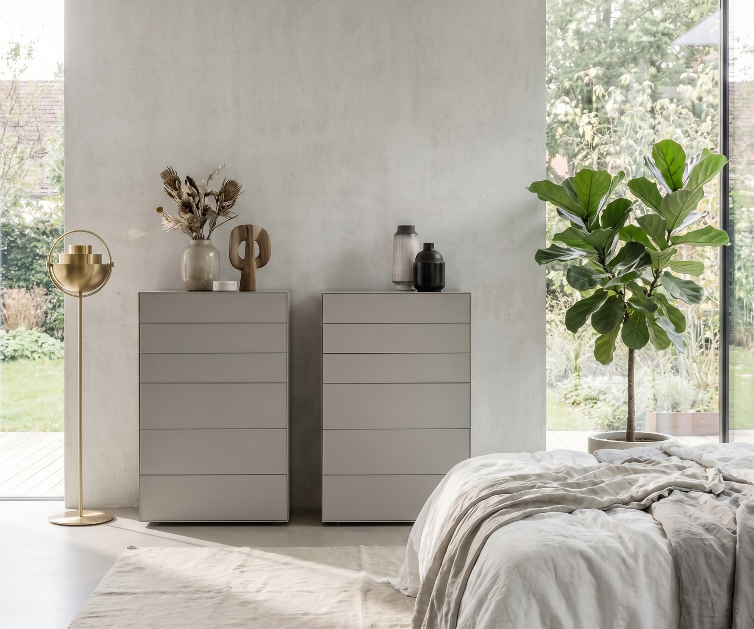Chiffonnier design minimaliste Livitalia Ecletto Commode haute Livitalia Ecletto pour chambre en gris clair, chiffonnier design minimaliste à tiroirs sans poignée.