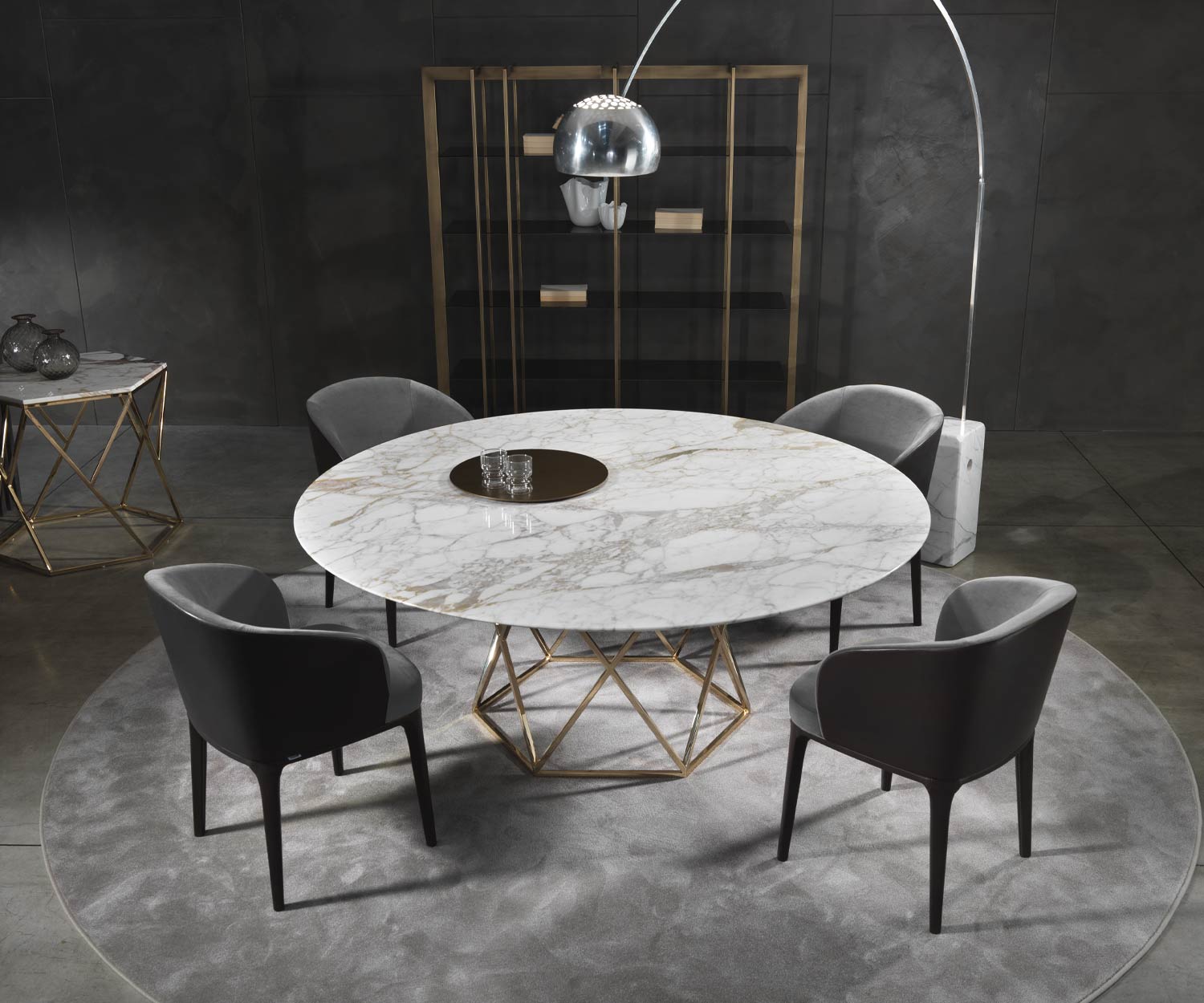 Moderne Marelli Chaise à accoudoirs design Paris avec table à manger dans la salle à manger Moderne Marelli Chaise à accoudoirs design Paris avec table à manger dans la salle à manger
